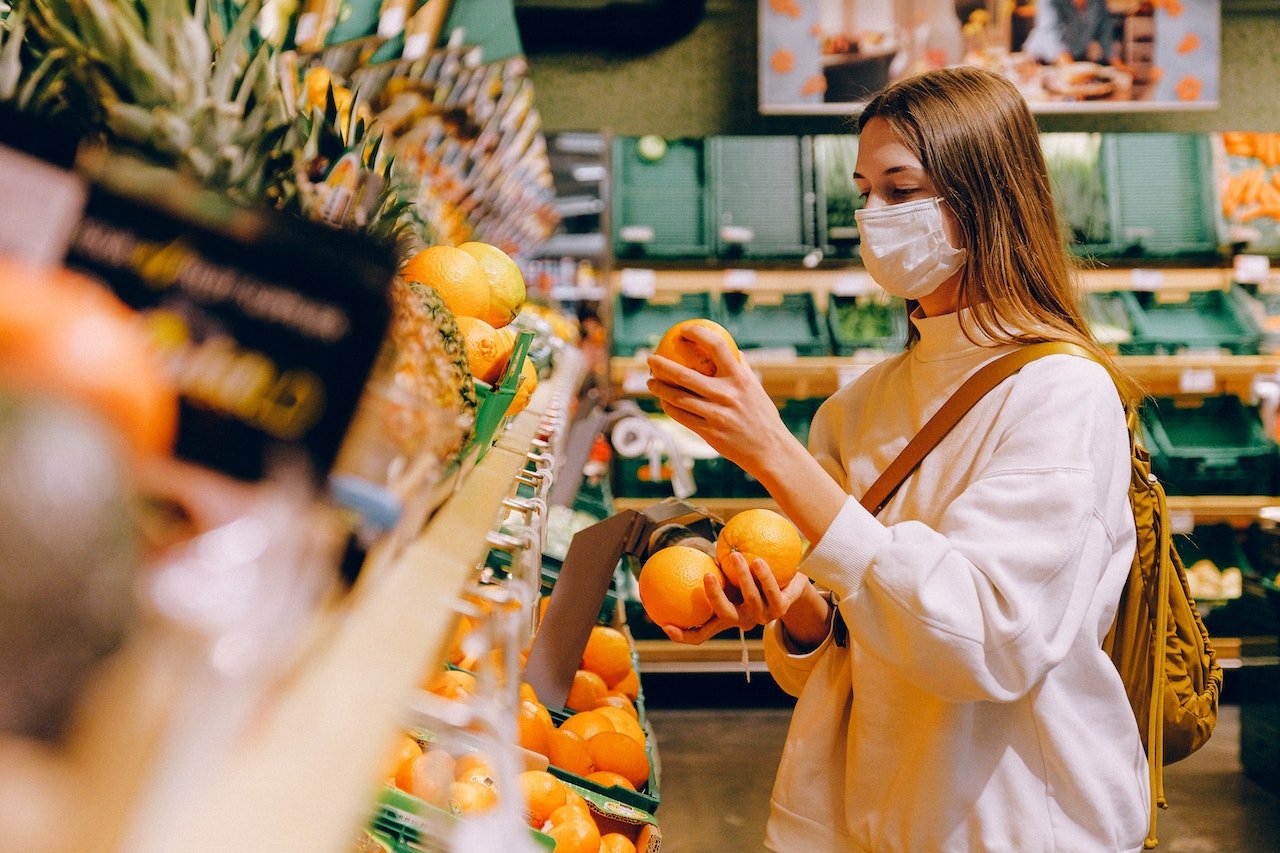 Mulher fazendo compra no supermercado