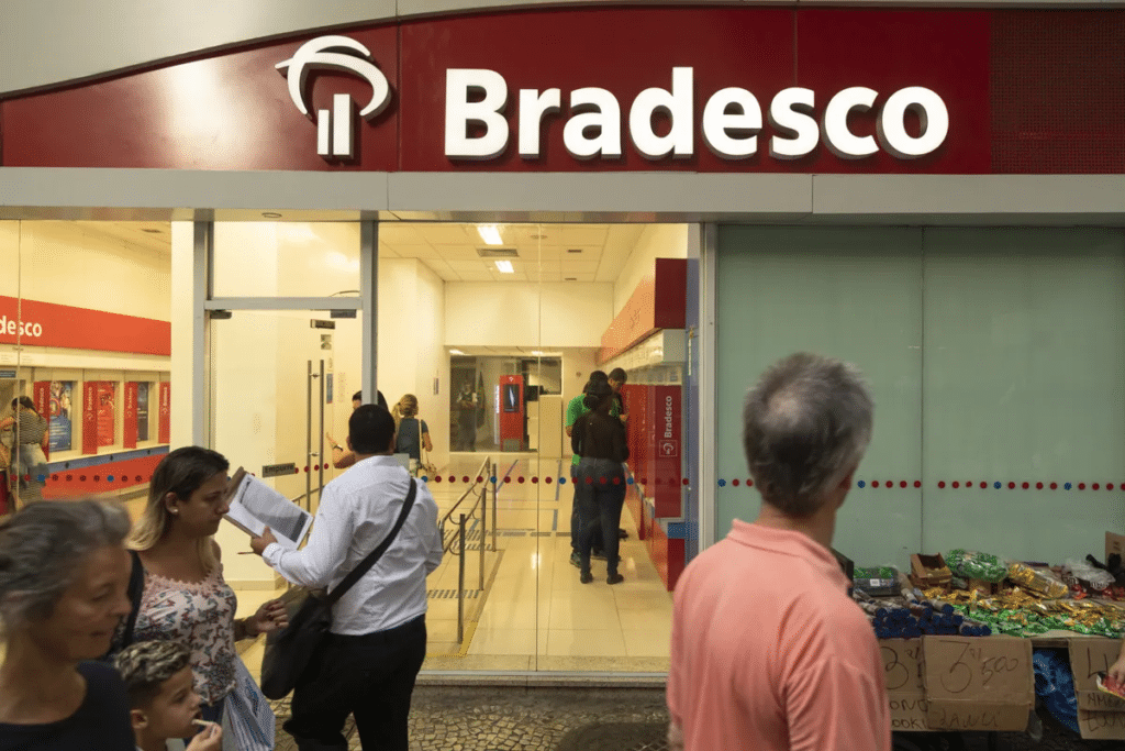 Apagão digital abala clientes do Bradesco: saldo negativado e dinheiro ausente geram onda de reclamações nas redes sociais.